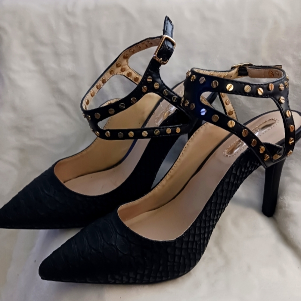 NEW BLACK HEELS